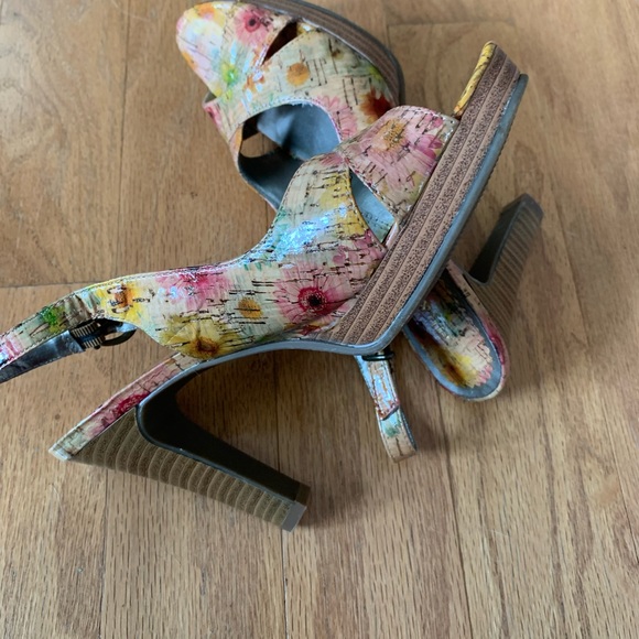 Kelly & Katie size 7M heels. 4” heels. Adjustable strap. Floral/ tan background - Picture 2 of 9
